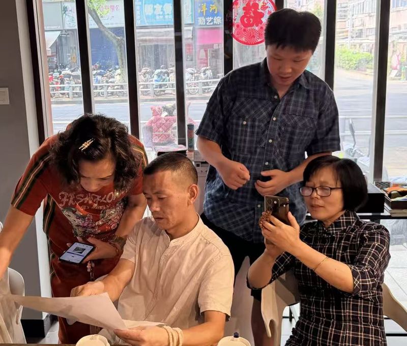 Jinshan painters trying the AI farmers'-painting mini-program